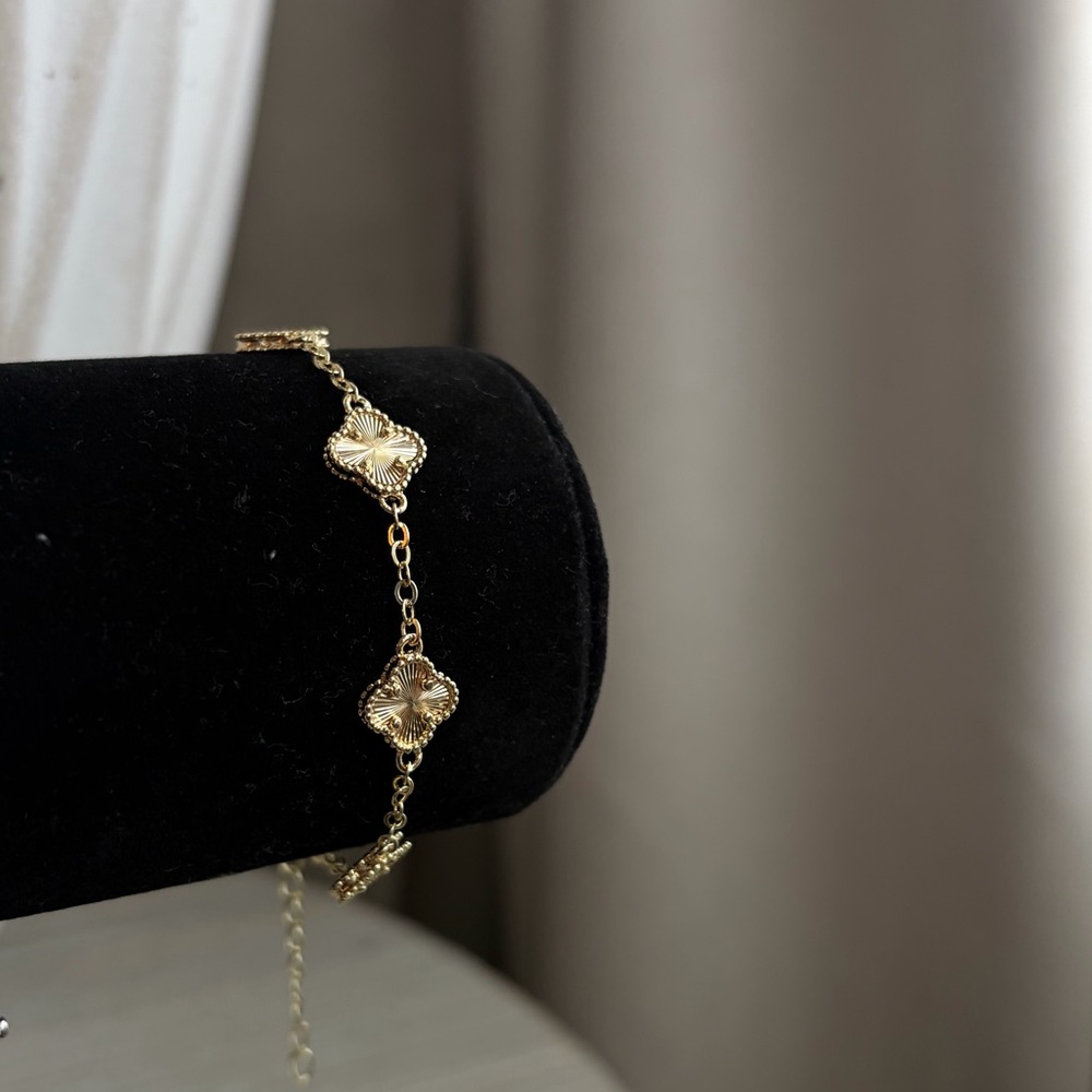 Plain Gold mini Clover Bracelet